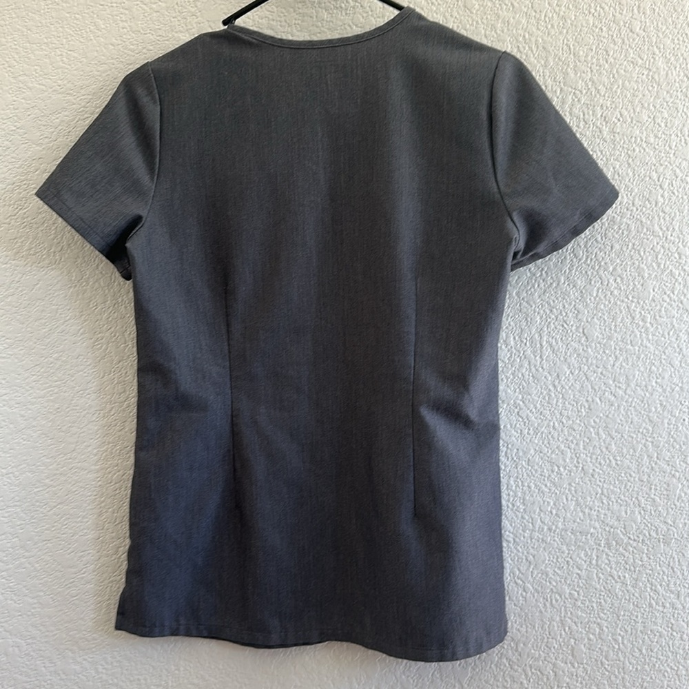 Figs women’s Catarina one pocket top in Graphite - Picture 7 of 8